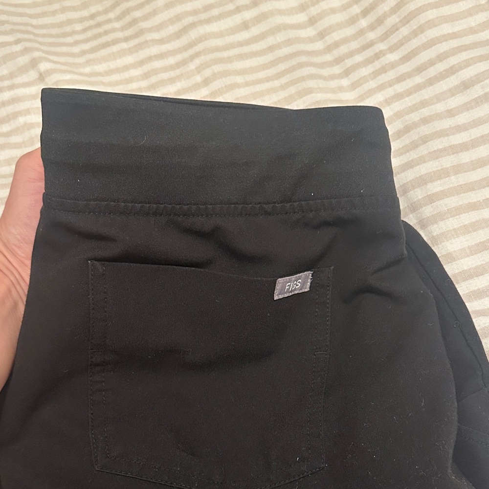 2 PIECE SET Figs Black Short Sleeve V-Neck Tee and Jogger - Picture 6 of 8